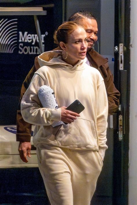 jennifer lopez make maka|Bare Skin And A Bun: J Lo Goes Makeup.